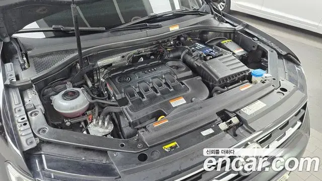 Volkswagen Tiguan 2018 — ფოტო 18/20