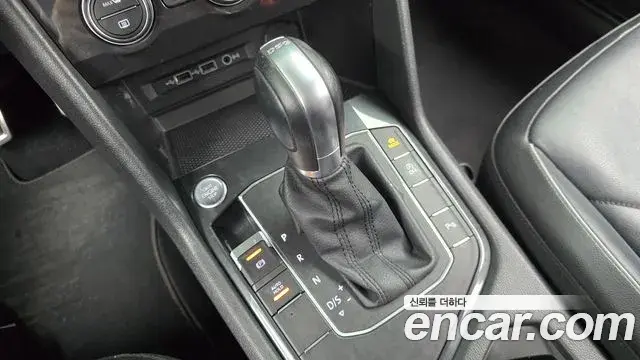 Volkswagen Tiguan 2018 — ფოტო 14/20
