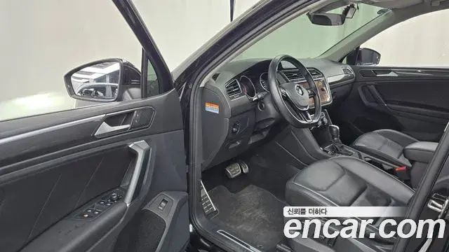Volkswagen Tiguan 2018 — ფოტო 11/20