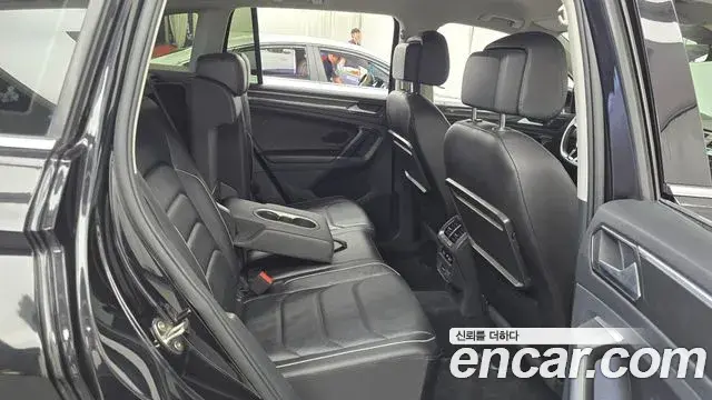 Volkswagen Tiguan 2018 — ფოტო 13/20