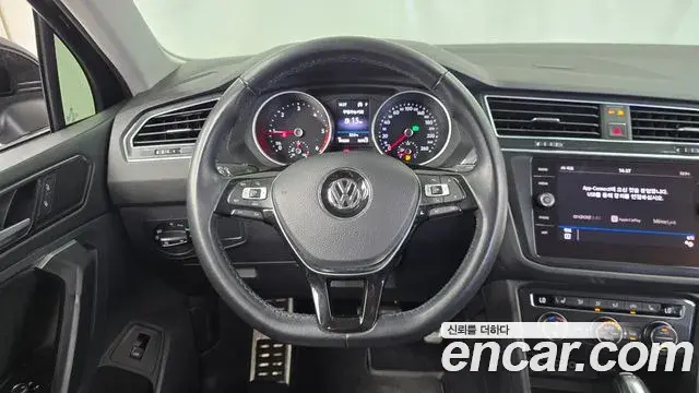Volkswagen Tiguan 2018 — ფოტო 17/20