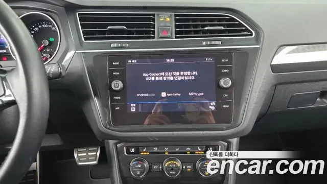 Volkswagen Tiguan 2018 — ფოტო 8/20
