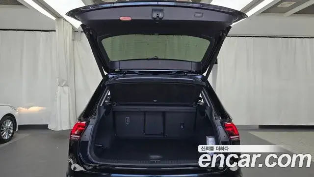 Volkswagen Tiguan 2018 — ფოტო 6/20