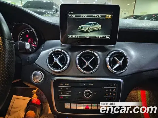 Mercedes-Benz CLA-Class 2018 — Şəkil 16/17