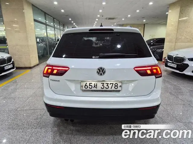 Volkswagen Tiguan 2018 — Şəkil 9/17