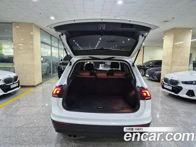 Volkswagen Tiguan 2018 — Şəkil 14/17