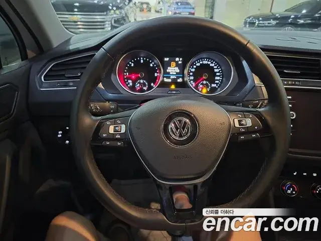 Volkswagen Tiguan 2018 — Şəkil 17/17