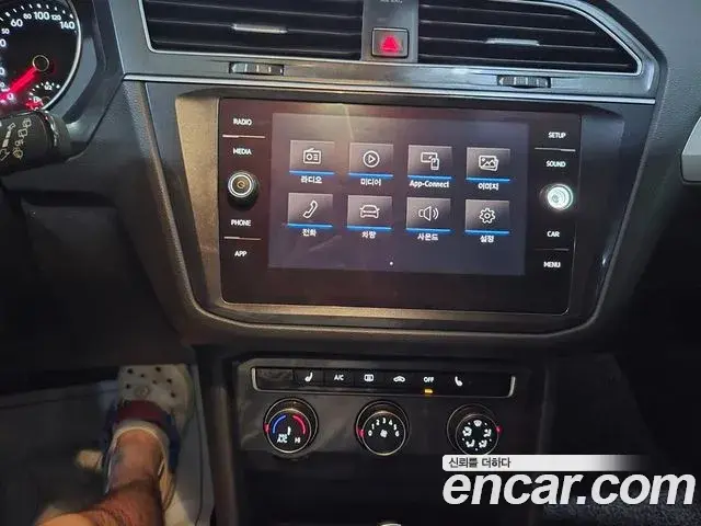 Volkswagen Tiguan 2018 — Şəkil 8/17