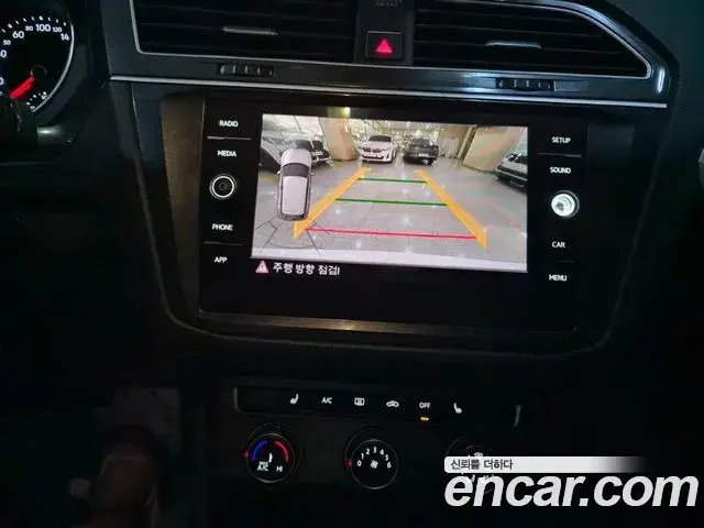 Volkswagen Tiguan 2018 — Şəkil 11/17