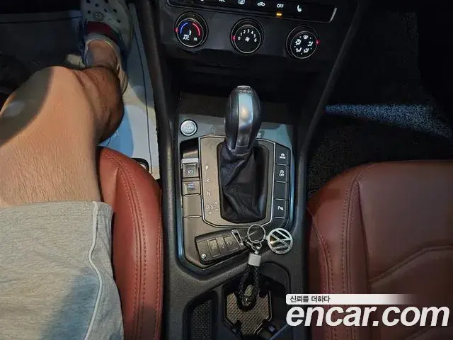 Volkswagen Tiguan 2018 — Şəkil 12/17