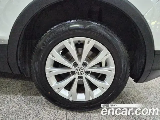 Volkswagen Tiguan 2018 — Şəkil 15/17