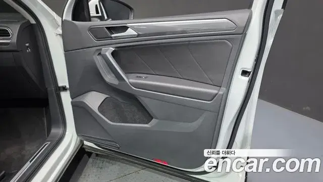 Volkswagen Tiguan 2019 — ფოტო 36/38