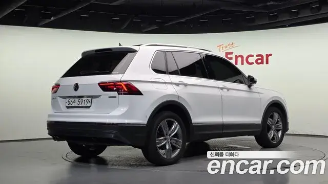 Volkswagen Tiguan 2018 — ფოტო 6/36