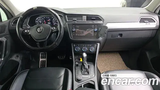 Volkswagen Tiguan 2018 — ფოტო 24/36