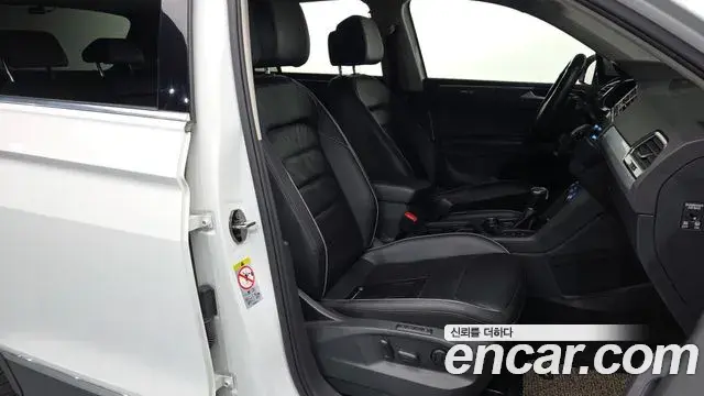 Volkswagen Tiguan 2018 — ფოტო 29/36