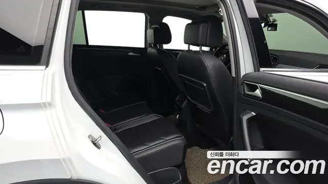 Volkswagen Tiguan 2018 — ფოტო 21/36