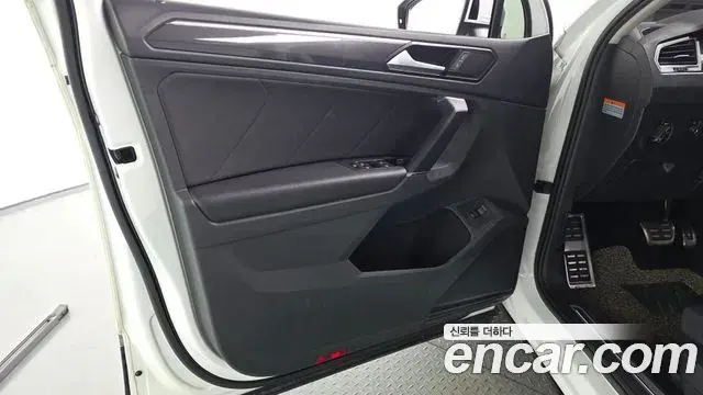 Volkswagen Tiguan 2018 — ფოტო 19/36