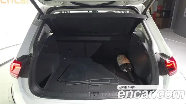 Volkswagen Tiguan 2018 — ფოტო 23/36