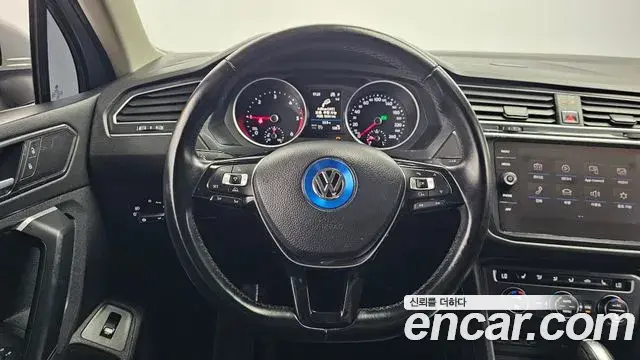 Volkswagen Tiguan 2018 — Photo 10/20