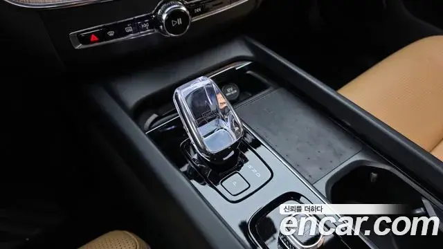 Volvo XC60 2023 — ფოტო 7/36