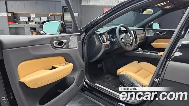 Volvo XC60 2023 — ფოტო 28/36