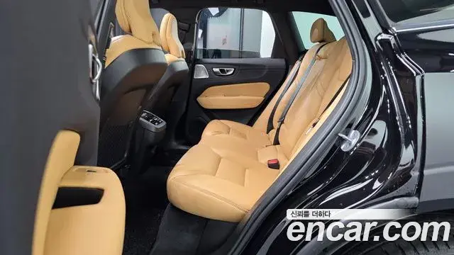Volvo XC60 2023 — ფოტო 21/36