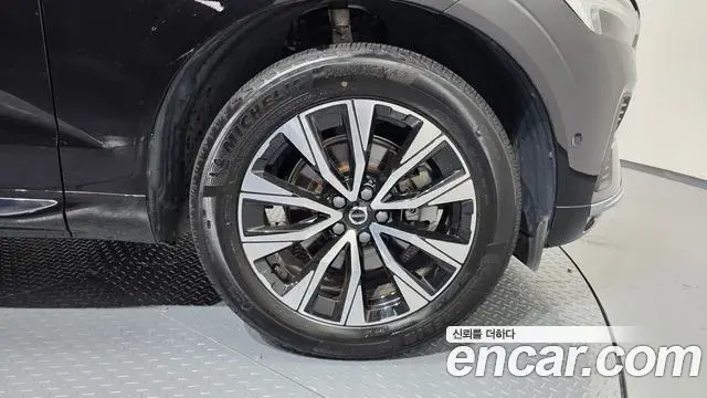 Volvo XC60 2023 — ფოტო 27/36