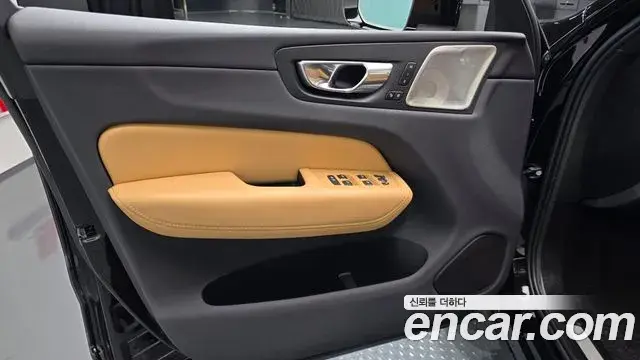 Volvo XC60 2023 — ფოტო 23/36