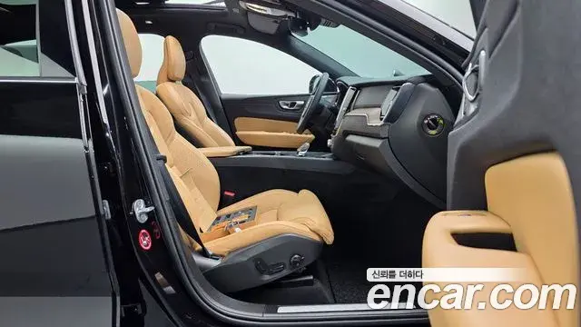 Volvo XC60 2023 — ფოტო 33/36