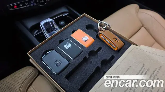 Volvo XC60 2023 — ფოტო 4/36
