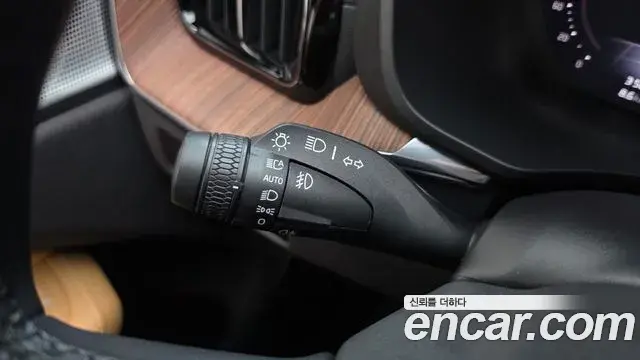 Volvo XC60 2023 — ფოტო 25/36