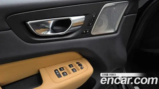 Volvo XC60 2023 — ფოტო 2/36