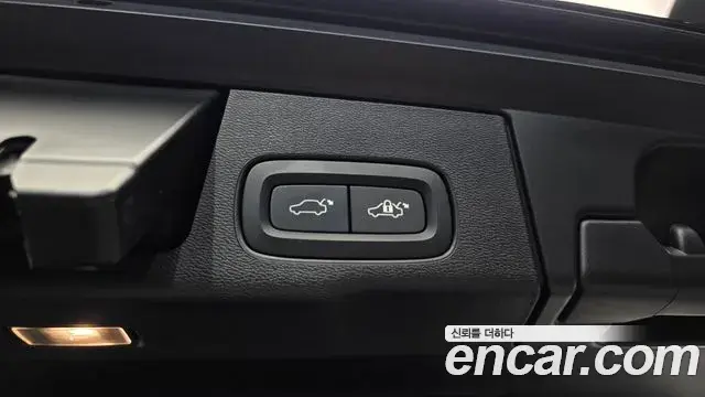 Volvo XC60 2023 — ფოტო 12/36