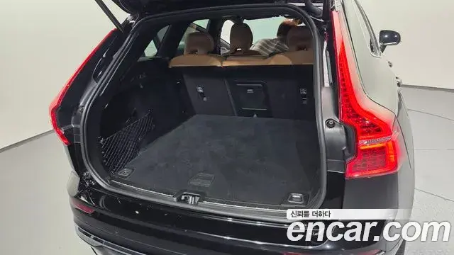 Volvo XC60 2023 — ფოტო 1/36