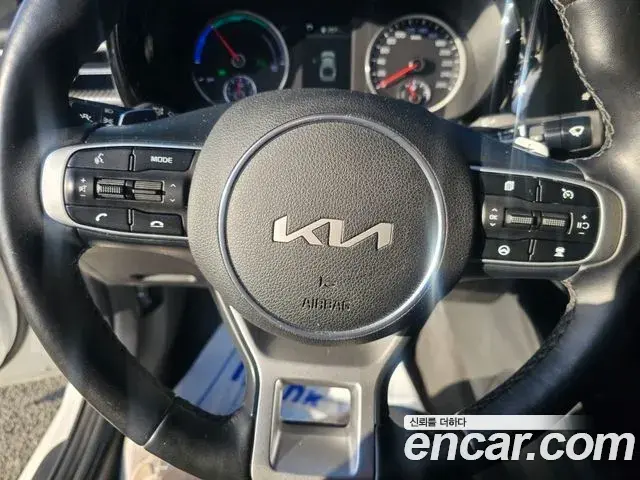 Kia K5 2022 — ფოტო 15/17
