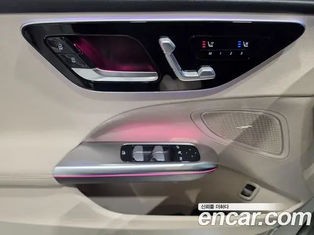 Mercedes-Benz C-Class 2025 — Photo 12/20