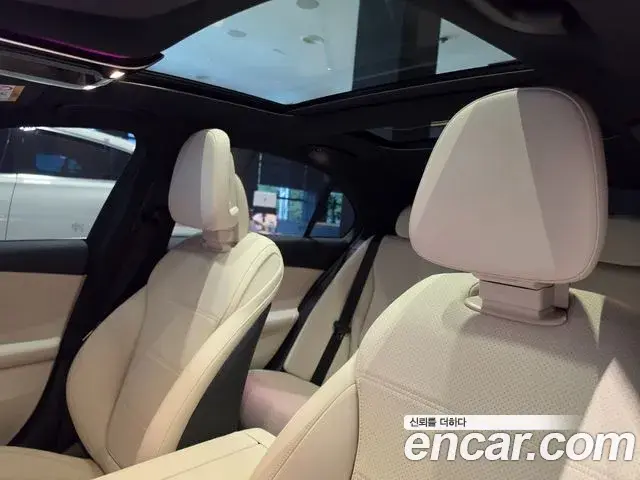 Mercedes-Benz C-Class 2025 — Photo 19/20