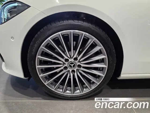 Mercedes-Benz C-Class 2025 — Photo 4/20