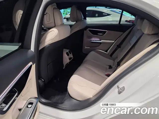 Mercedes-Benz C-Class 2025 — Photo 8/20