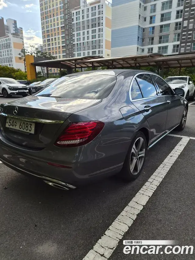Mercedes-Benz E-Class 2018 — Фото 1/10