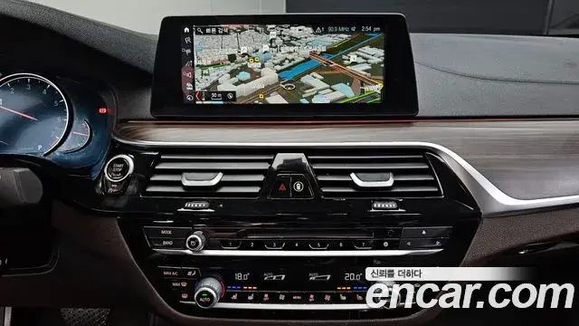 BMW 5 Series 2018 — Фото 14/20