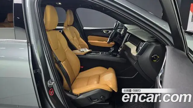 Volvo XC60 2019 — Фото 10/20