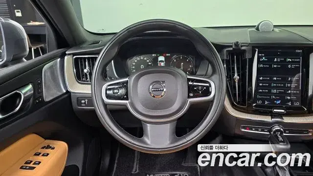Volvo XC60 2019 — Фото 13/20