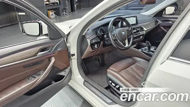 BMW 5 Series 2018 — Фото 10/20