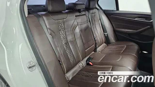 BMW 5 Series 2018 — Фото 12/20