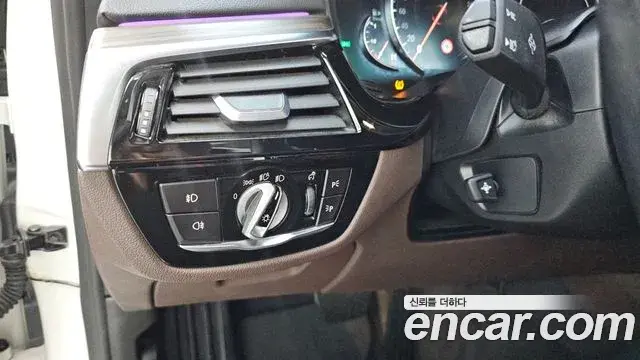 BMW 5 Series 2018 — Фото 14/20
