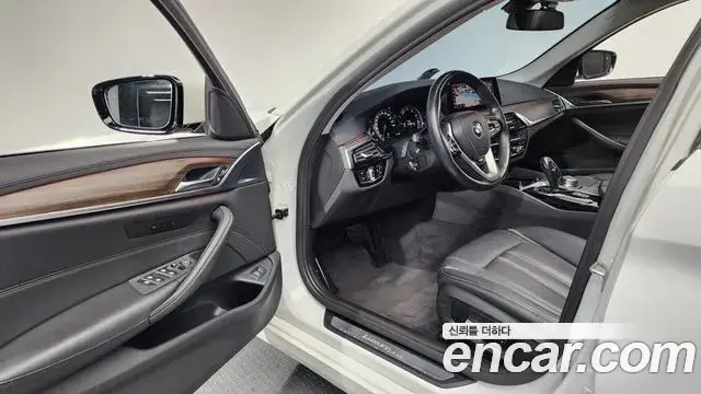 BMW 5 Series 2019 — Фото 10/20
