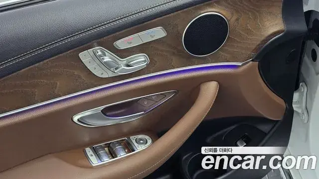 Mercedes-Benz E-Class 2021 — Фото 18/20