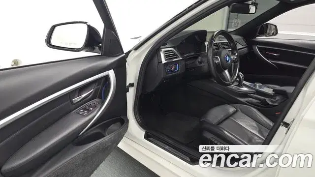 BMW 3 Series 2018 — Фото 10/20