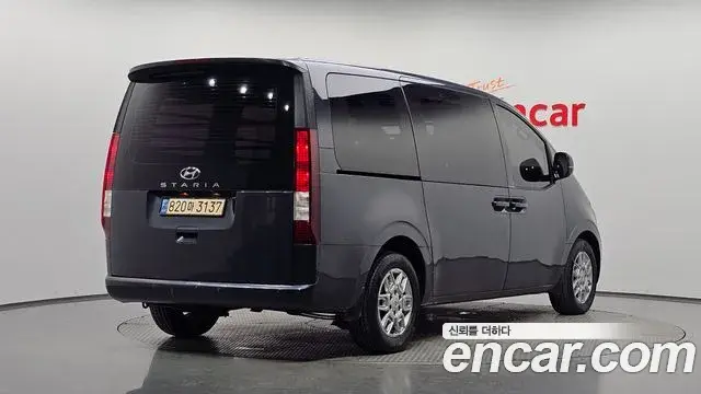 Hyundai Staria 2022 — ფოტო 11/33